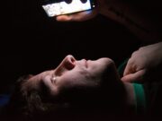 Usar o celular antes de dormir pode causar cegueira temporária. saiba mais!