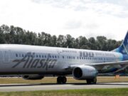 Homem expulso de avião por tentar beijar assistentes de bordo