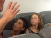 Quatro jovens expulsam do avião depois de insultos racistas e ameaças