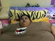 Mulher mais gorda do mundo sai de casa 25 anos depois para ser operada