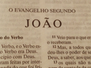O verbo era Deus ou O verbo era um Deus? Qual é o correto?