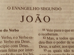 O verbo era Deus ou O verbo era um Deus? Qual é o correto?