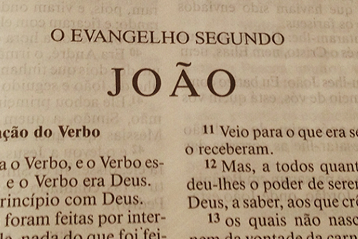O verbo era Deus ou O verbo era um Deus? Qual é o correto?